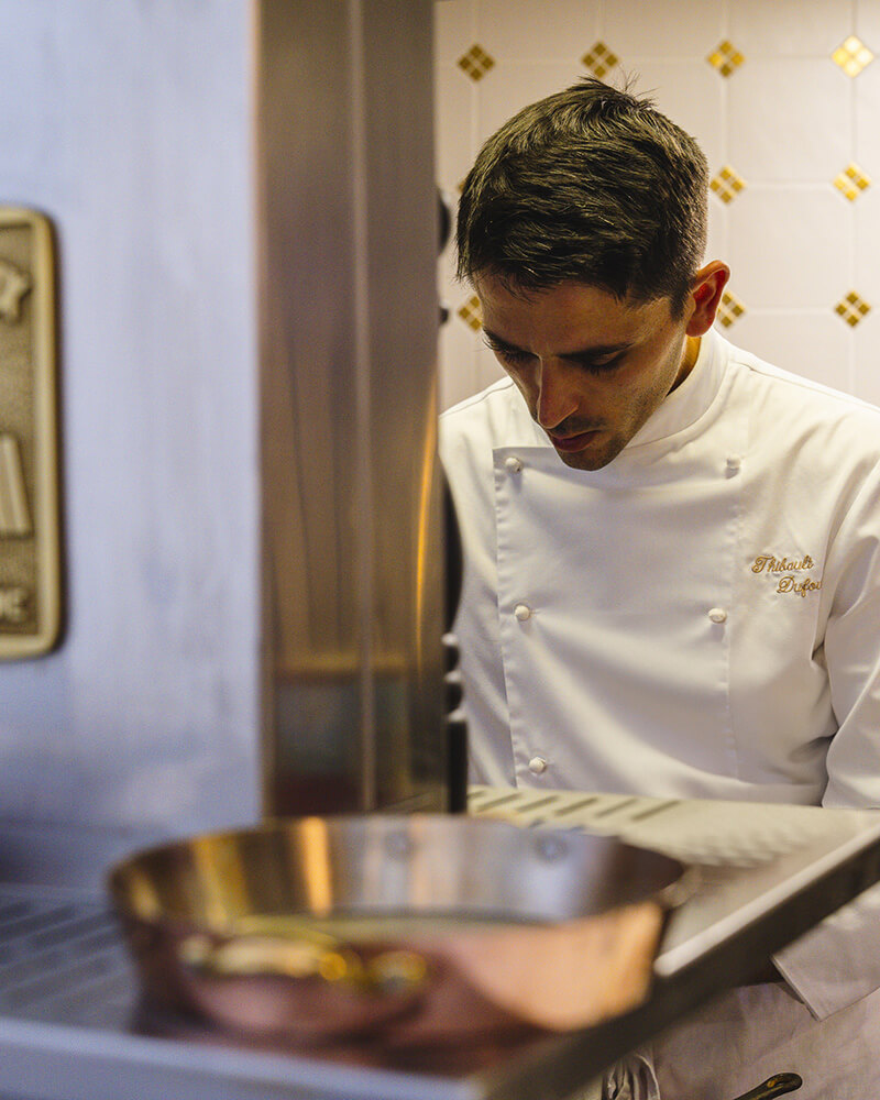 En cuisine, Thibault Dufour un jeune chef talentueux, créatif et exigeant.